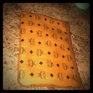 MCM ALL AROUND CLUTCH